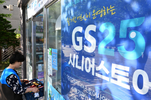 (경남신문) 편의점서 ‘인생 2막’… 60대 새내기 직원 “출근이 즐거워요”