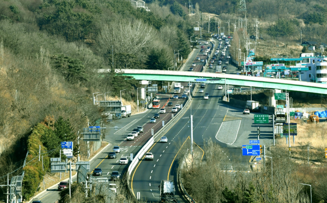  경남지역 과속 카메라에 다섯번째로 많이 단속된 창원시 성산구 창원터널 입구 창원방면 1,2차로에 차량들이 달리고 있다./경남신문 DB/