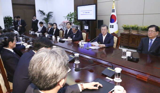 문재인 대통령이 20일 오후 청와대에서 수석·보좌관 회의를 주재하고 있다. /연합뉴스
