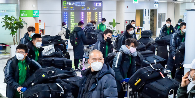 신종 코로나바이러스, 일명 '우한 폐렴'으로 전 세계가 비상이 걸린 가운데 28일 제주국제공항을 통해 제주를 찾은 중국인 관광객들이 마스크를 낀 채 공항을 빠져나가고 있다.