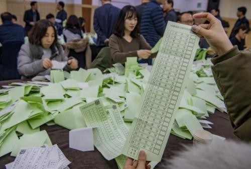  광주시 선거관리위원회 직원들이 30일 오후 화순 금호리조트에서 제21대 총선에서 사용할 비례대표 투표용지 모의 개표 연습을 하고 있다. 모두 25개 정당이 참여하는 이번 비례대표 선거에선 투표용지 길이가 최장 39.7cm에 달하는 만큼 선관위는 투표용지 분류기로 개표작업을 할 수 없는 상황에 대비해 이날 수작업 개표 연습을 실시했다. /김진수 기자 jeans@kwangju.co.kr