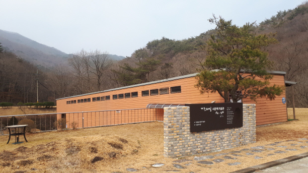 곡성군 죽곡면에 자리한 조태일시문학관은 죽형(竹兄) 조태일 시인의 시정신과 삶이 오롯이 응결된 공간이다.