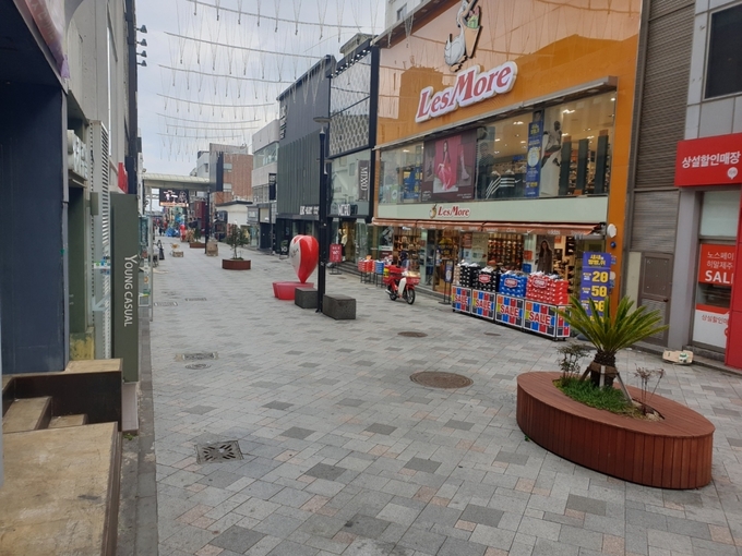 3일 제주 최대 쇼핑 거리로 불리는 칠성로 차 없는 거리가 한산한 모습을 보이고 있다. 일대 상인들은 매출 타격에 울상을 짓고 있다.