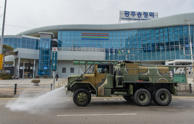 11일 오후 신종 코로나바이러스 감염증 예방 방역에 투입된 공군 제1전투비행단 소속 제독차량이 시민들이 많이 모이는 광주 광산구 송정역 주변 도로를 소독하고 있다. /김진수 기자 jeans@kwangju.co.kr