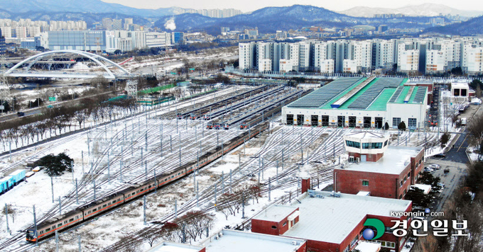 기피시설인 수서 차량기지 이전 수용이 전제조건인 '지하철 3호선 경기 남부 연장안'이 경기 남부권 지자체 사이에서 이슈로 부상하고 있다. 사진은 경기도가 지하철 3호선 유치를 위해 수용해야 하는 서울 강남구 수서차량기지. /김금보기자 artomate@kyeongin.com