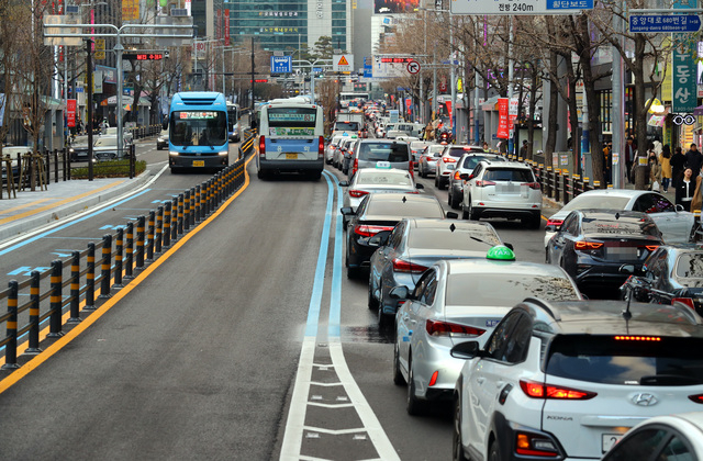 부산 BRT(중앙버스전용차로) 서면교차로 구간의 버스전용차로. 부산일보DB