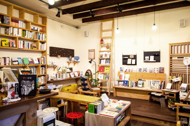 전국동네책방네트워크는 2021년까지 독서문화 확산과 지역경제 활성화를 위해 ‘Buy Book+Buy Local’ 캠페인을 진행한다. 사진은 동네책방 숨. <동네책방 숨 제공>