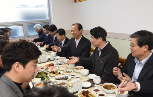 ◇화천산천어축제 방문객 감소로 어려움을 겪고 있는 지역경제 활성화를 위해 18일 도청 구내식당에서 산천어 시식회가 열렸다. 최문순 지사를 비롯한 실·국장 직원들이 산천어 음식으로 차려진 점심식사를 하고 있다. 박승선기자