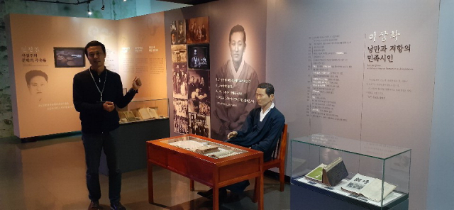 일제강점기 대구의 이상화 시인은 상화문학제와 이상화시인상을 통해서도, 대구문학관의 전시를 통해서도 충분히 기려지고 있었다. 사진은 대구문학관 ‘명예의전당’에 소설가 현진건(왼쪽 뒷부분)과 함께 모셔진 이상화 시인 코너.