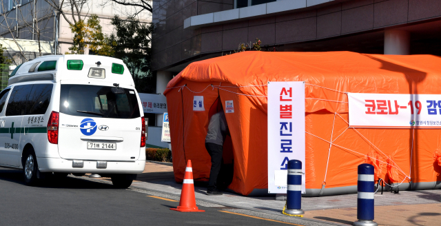 20일 창원시 의창구 신월동 창원보건소 앞에서 신종 코로나바이러스 감염증(코로나19)을 우려한 시민이 검사를 받기 위해 선별진료소로 들어가고 있다./전강용 기자/
