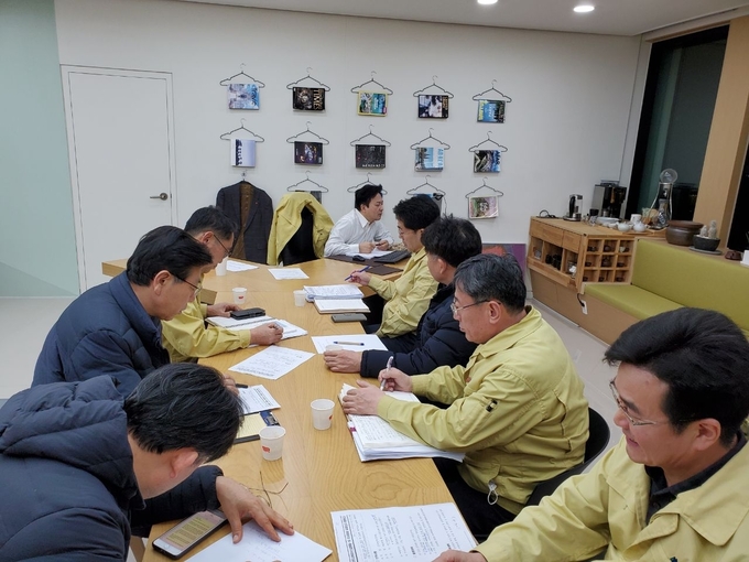 제주지역에서 1명의 추가 신종 코로나바이러스 감염증(코로나19) 양성 반응자가 발생해 지역사회 감염 확산이 우려되고 있다.