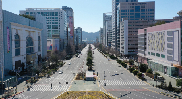 코로나19 추가 확진자가 발생한 23일 오후 창원시 성산구 롯데백화점 창원점 인근 도로에 시민과 차량들이 없어 한산한 모습을 보이고 있다./김승권 기자/