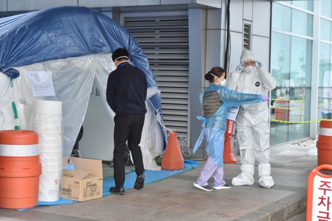 제주에서도 코로나19 확진자가 발생한 가운데 제주대학교병원 선별진료소에서 병원 관계자들이 분주하게 움직이고 있다.