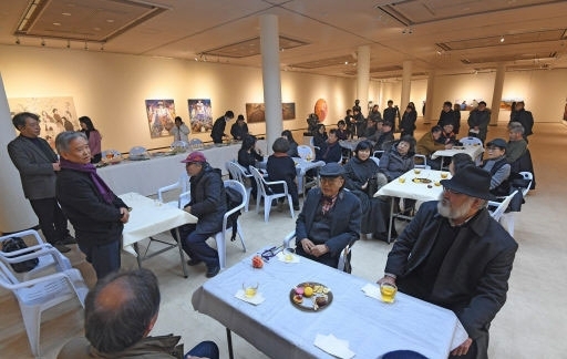 ◇춘천시문화재단이 지난 8일부터 춘천문화예술회관에서 진행한 `리얼리즘! 오늘'전이 춘천 코로나19 확진자 발생에 따라 조기 종료됐다. 사진은 개막식 모습.