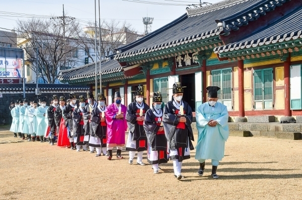 24일 오전 제주시 제주향교 대성전에서 ‘2020년 춘기 석전대제’가 봉행됐다. 고봉수 기자 chkbs9898@jejunews.com