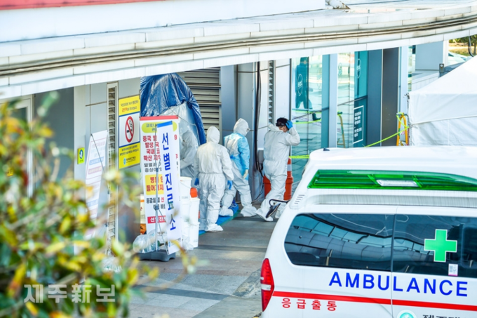 2일 제주에서 코로나19 세 번째 확진자가 발생한 가운데 제주시 제주대학교병원내 선별진료소로 많은 인파가 몰리면서 병원 관계자들이 분주하게 움직이고 있다.