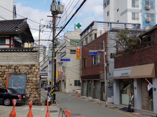 임란 항쟁과 독립운동, 부산 기독교 전래, 피란 시절 유적이 집적된 '좌천동 역사 골목'. 정공단(왼쪽)과 그 맞은편 독립운동가 정오연 생가 터. 부산일보DB