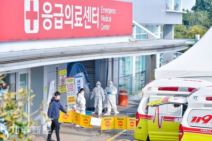 4일 제주에서 코로나19 4번째 확진자가 발생한 가운데 제주시 제주대학교병원내 선별진료소로 많은 인파가 몰리면서 병원 관계자들이 분주하게 움직이고 있다. 고봉수 기자