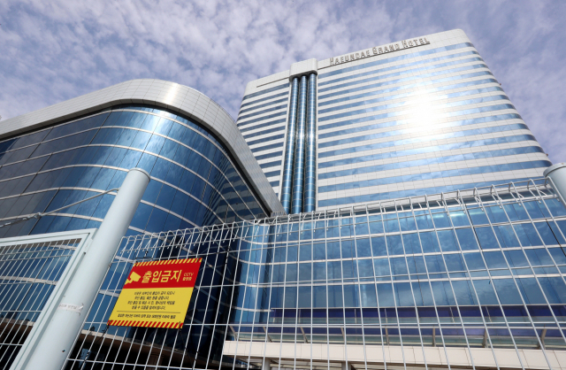 최근 부동산개발업체인 (주)MDM플러스에 매각된 부산 해운대구 우동 해운대그랜드호텔. MDM 측은 지난 2일 취득세 110억 원을 해운대구청에 납부했다. 앞으로 건물과 부지의 활용에 관심이 쏠리는 가운데 일방적 매각을 반대했던 노조의 대응도 주목된다. 정종회 기자 jjh@