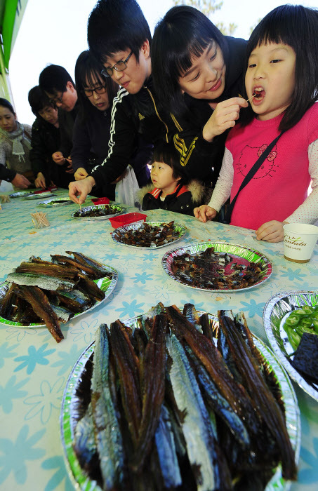 지난해 과메기 축제 때 겨울 별미 과메기를 맛보고 있는 관광객들. /포항 구룡포과메기사업협동조합 제공