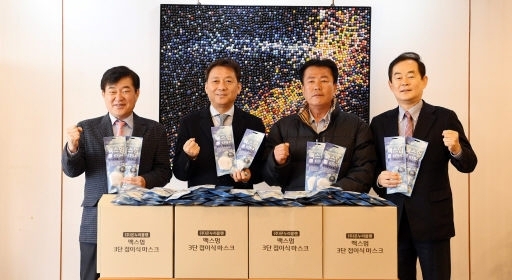 안순기 (주)온누리플랜 대표가 마스크 총 200만장을 강원도에 무상 기부하기로 결정해 화제다. 5일 춘천 세종호텔에서 박진오 강원일보 대표이사(오른쪽부터), 안 대표, 이광재 전 지사, 허인구 G1강원민방 사장이 마스크 수급난이 해결되기를 바라며 파이팅을 하고 있다. 신세희기자 and8729@kwnews.co.kr