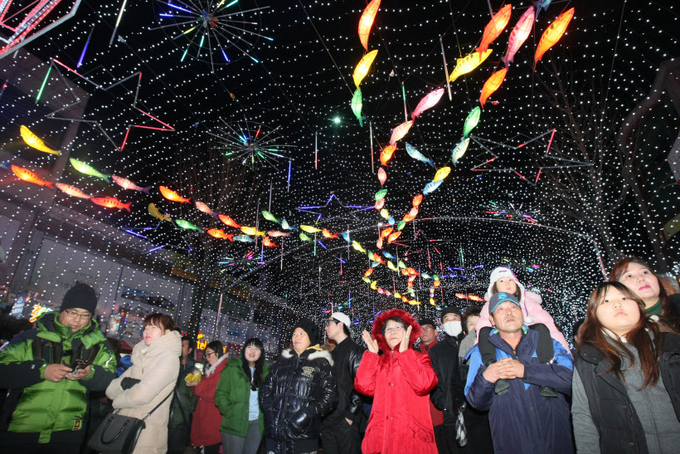 화천읍 중앙로 선등거리는 물고기인 산천어 형상으로 만들어진 2만7천여개의 '산천어등'이 매일 밤 하늘을 밝히고 있다.