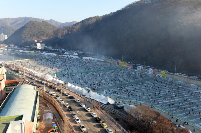 산천어축제에 참가한 수천명의 관광객들이 화천천에서 얼음낚시터를 즐기고 있다.