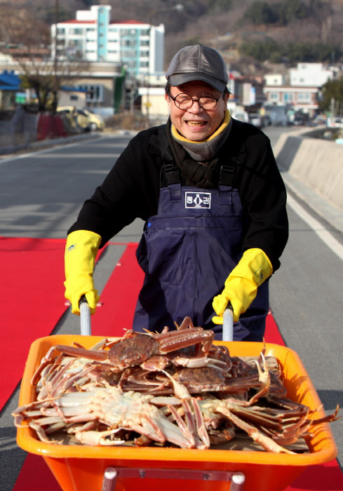 지난해부터 영덕대게축제 홍보대사를 맡고 있는 배우 신구 씨.