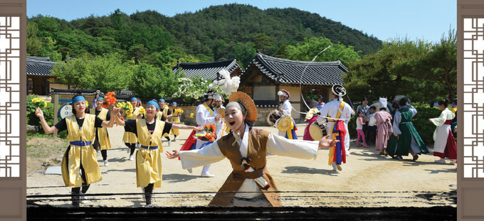 선비촌 한옥 마을을 돌며 풍물패 공연이 펼쳐지고 있다. /영주시 제공
