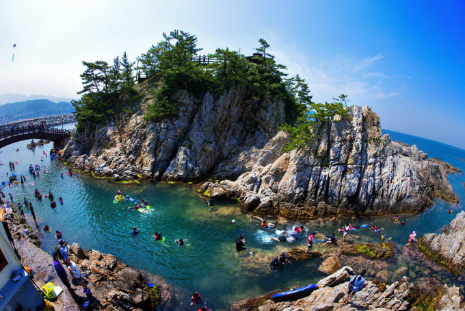 삼척 장호해변.