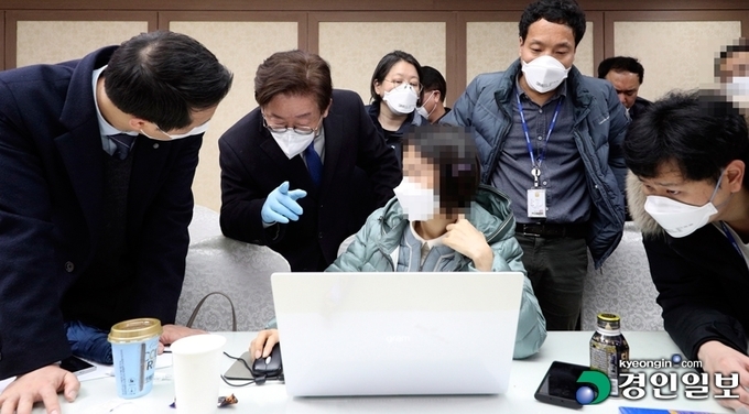 과천 신천지 시설에 대해 경기도가 긴급 강제 역학조사를 실시한 25일 오후 이재명 경기도지사가 과천시 별양동 신천지예수교회 총회본부 역학조사 현장을 찾아 관계자들과 대화하고 있다. /경기도 제공