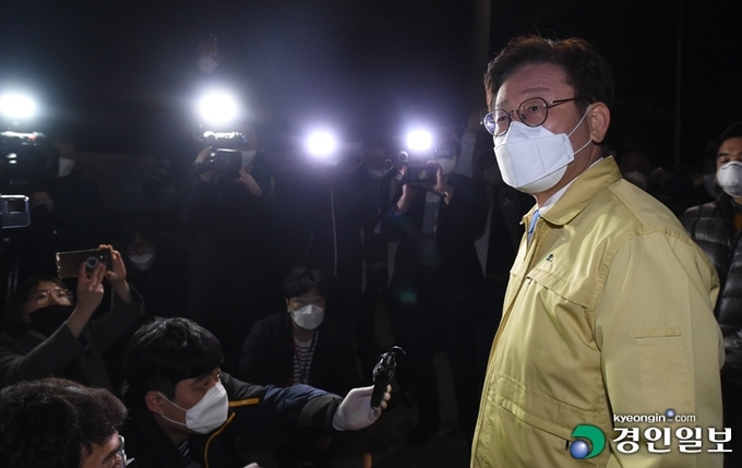 2일 오후 이재명 경기도지사가 가평군 청평면 고성리 신천지 연수원 ‘평화의궁전’ 정문에서 이만희 신천지 총회장에 대한 코로나19 재검사 집행을 앞두고 취재진의 질문에 답하고 있다. /김금보기자 artomate@kyeongin.com