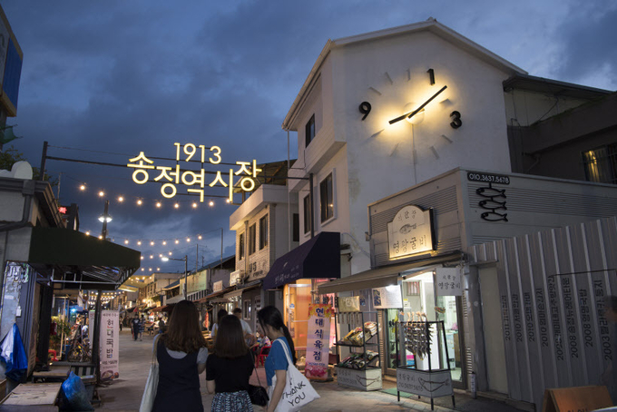 어둠이 찾아오면 1913송정역시장의 간판에 불이 밝혀져 이색적인 풍경이 연출된다. 광주일보/김진수기자 jeans@kwangju.co.kr