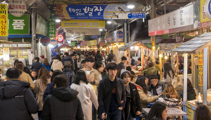 대인 야시장을 찾은 시민들이 시장 곳곳에 있는 상점들을 둘러보고 있다.