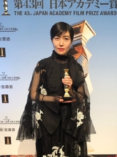 강릉 출신 배우 심은경이 지난 6일 일본 도쿄에서 열린 제43회 일본 아카데미 시상식에서 최우수 여우주연상을 받았다.