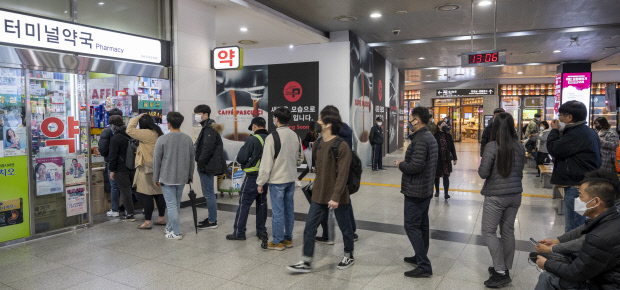 지난 7일 오후 광주시 서구 광천종합버스터미널 내 약국 앞이 공적마스크를 구매하려는 시민들로 붐비고 있다.