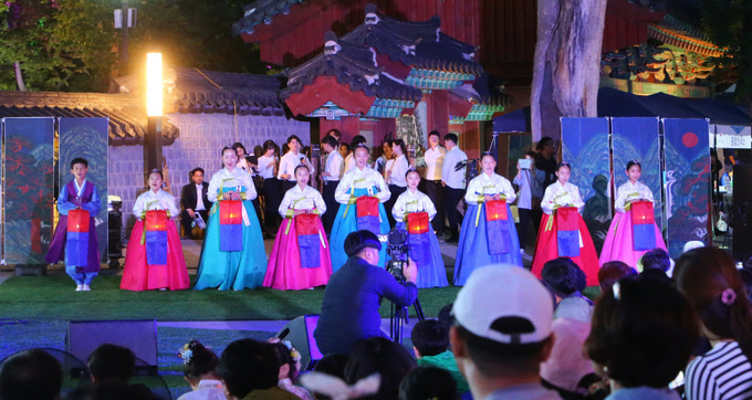 전주 문화재야행의 일환으로 경기전 앞마당에서 열린 '인류의 명작을 만나다' 공연. /전북일보 박형민기자
