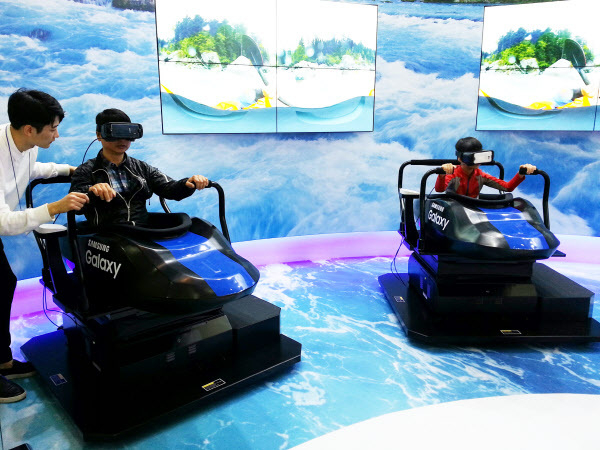 지난해 진행된 '2016 대전사이언스페스티벌'에서 4D VR 카누체험을 하고 있는 모습. /대전시 제공