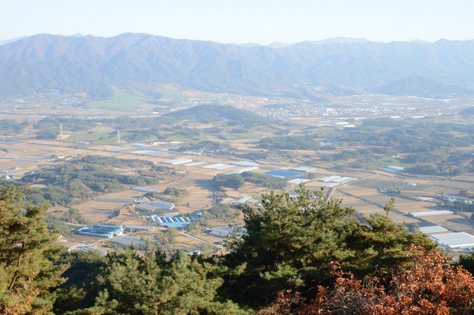 고남산에서 바라본 운봉읍 전경, 백두대간과 지리산이 병풍처럼 둘러싸고 있다. 사진 왼쪽으로 보이는 푸른 풀밭이 가축유전자시험소이다. 그 뒤 능선너머로 살짝 보이는 봉우리가 바래봉이다. /전북 남원시 제공