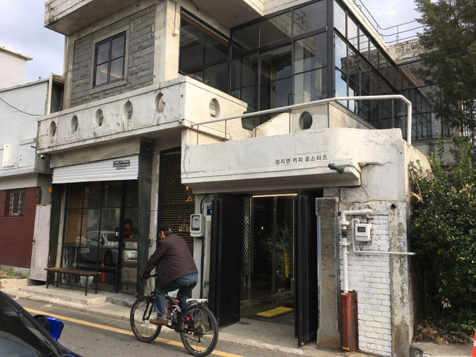 낡은 주택을 카페로 개조한 수원의 카페 정지영커피로스터즈. /강승호기자 kangsh@kyeongin.com·보정동 카페거리 상가번영회 제공