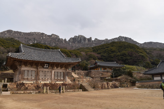 미황사 뒤로 달마산 암릉들이 병풍처럼 두르고 섰다.