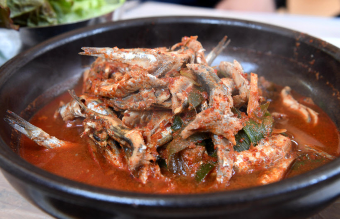 지족에서 43년째 음식점을 운영하고 있는 '우리식당' 에서 최초로 개발한 '멸치쌈밥'.