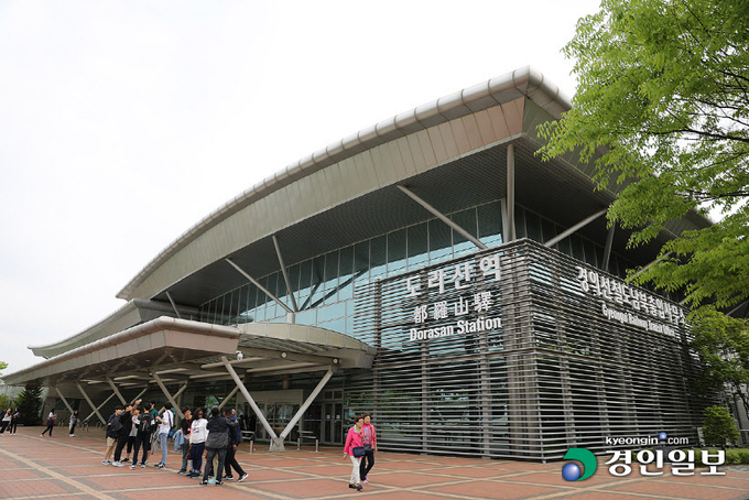 도라산역은 남과 북이 화해하는 순간을 기원하는 듯 손바닥을 맞대고 있는 모습을 하고 있다. /김종화기자 jhkim@kyeongin.com