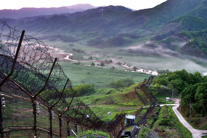 철원 생창리 DMZ 철책에 운무가 드리워져 있다. /강원일보 제공