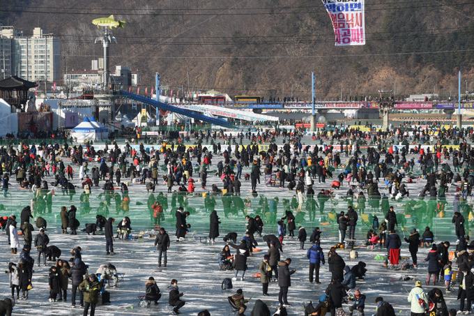 2019얼음나라 화천산천어축제를 찾은 관광객들이 얼음낚시터에 모여 산천어낚시를 즐기고 있다. /강원일보 제공