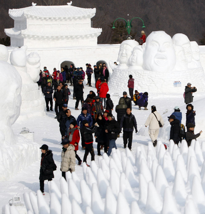 태백산 눈축제장에 눈조각이 전시돼있다. /강원일보 제공