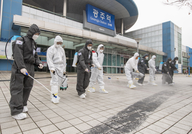 코로나19의 지역사회 확산 방지를 위해 9일 오전 육군31보병사단 장병들과 광주 북구청 직원들이 광주역에서 시설 내·외부 소독을 실시하고 있다. /김진수 기자 jeans@kwangju.co.kr