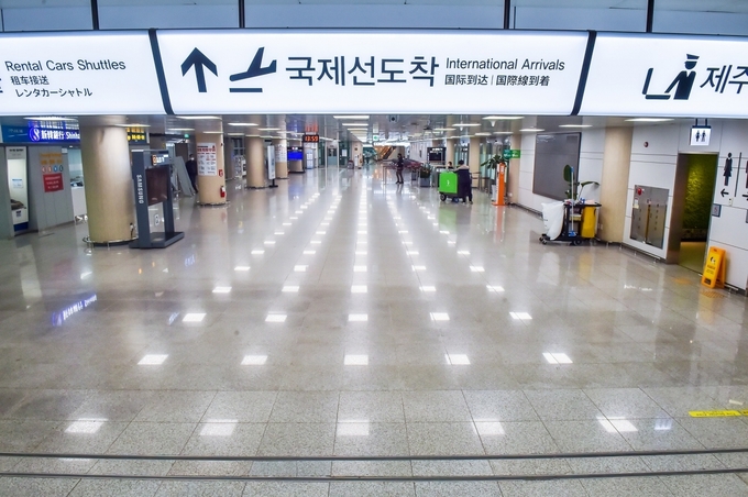 코라나19 사태로 한국과 일본을 오가는 하늘길이 중단이 시작 된 9일 제주시 제주국제공항 도착 대합실이 텅 비어 있다. 고봉수 기자 chkbs9898@jejunews.com