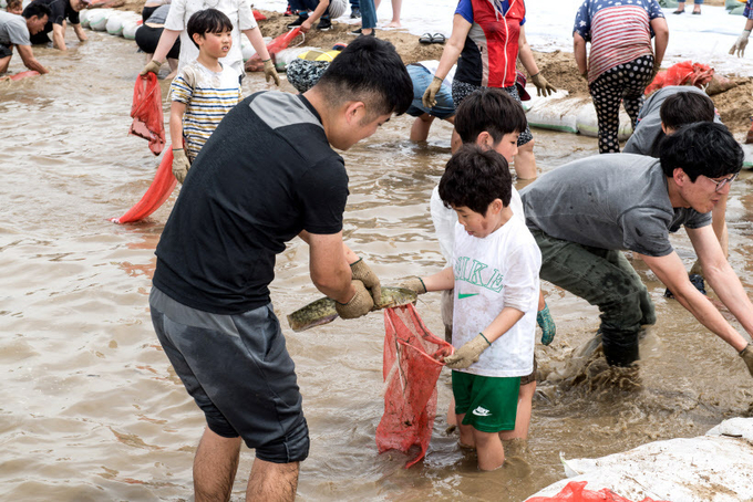 세계연축제장 강변 둔치에는 메기잡이 체험장이 마련됐다. /의성세계연축제집행위원회 제공