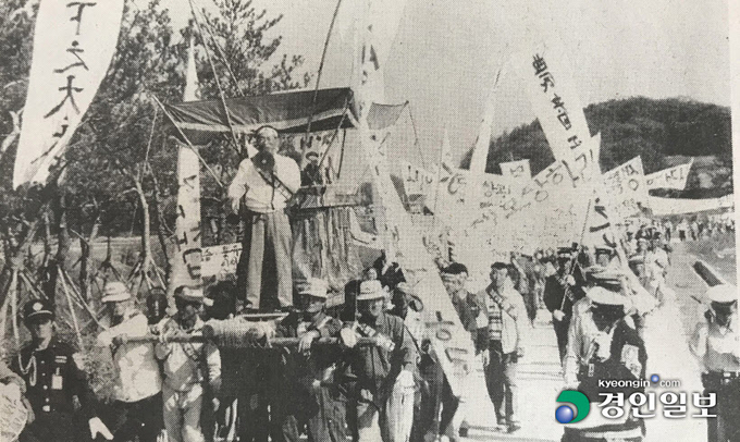 1994년 10월 27일 인천국제공항 건설현장 인근에서 영종·용유·삼목·신불 주민 700여명이 상여를 앞세워 보상 등 생존권을 보장하라고 정부에 요구하는 시위를 벌이고 있다. /경인일보DB